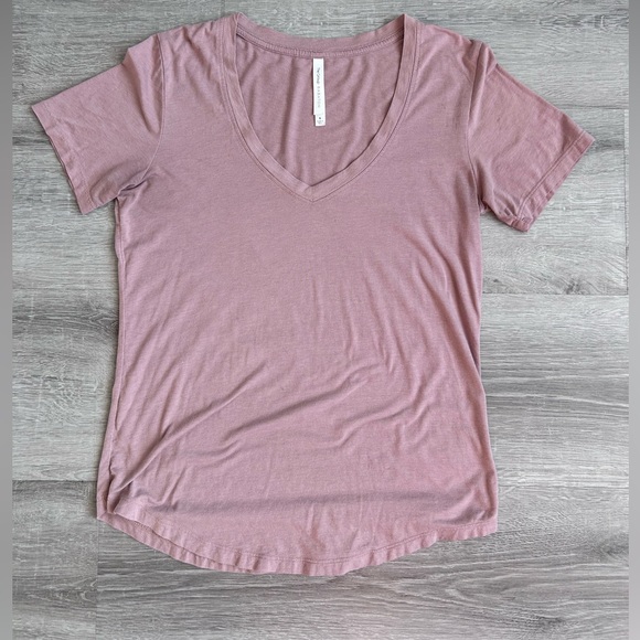Women's Aritzia Babaton foundation v-neck t-shirt in soft orchid size small - Picture 4 of 9